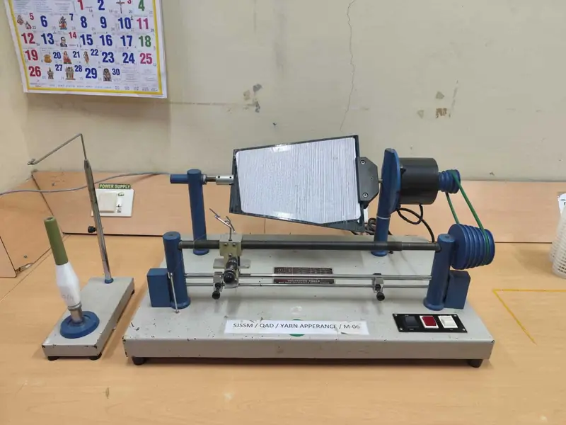 This instrument is used to check yarn appearance, ensuring quality and consistency.